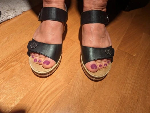 Ayaklarıma tapın, köleler