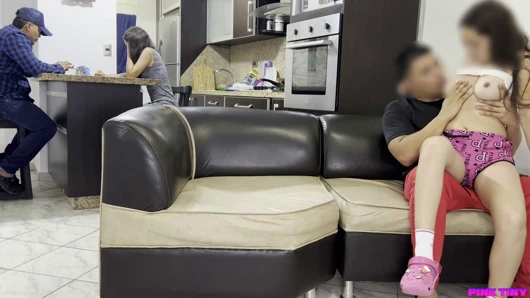 Güzel kız, temsilcilerinin önünde kendi yaşlı adam tarafından çuvalladı