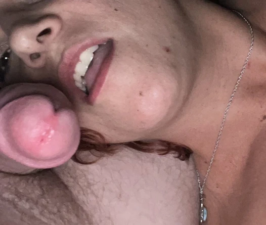 Aile yan odadayken oyuncaklarla oynarken yakalanmamaya çalışmak