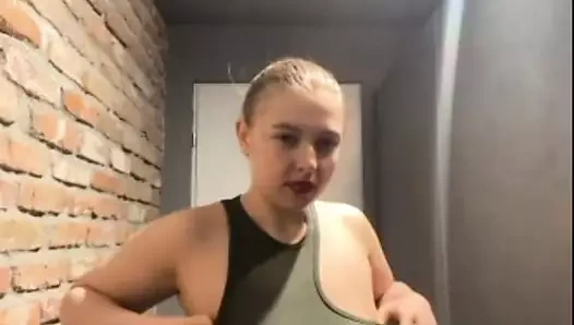 Amcığı parmaklıyor. Doğal göğüslere ve göt oyununa dokunuyor