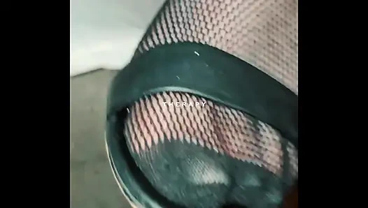 Her şey kocasının hoşuna gidiyor gibi ayaklar