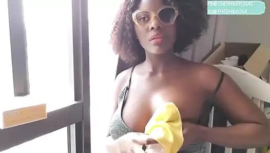 Havalı siyah kadın göğüslerini nasıl sağacağını gösteriyor