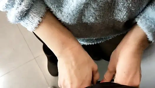 Karım beni tekrar umumi tuvalete sürükledi ve beni külotlu çorapına boşalttı bakış açısı