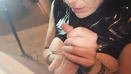 Arkadaşımın üvey annesi yarağımı emiyor