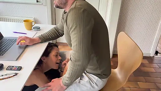 Karım, çevrimiçi toplantı sırasında ev ofisinde çalışırken bana sakso çekmeye karar verdi.