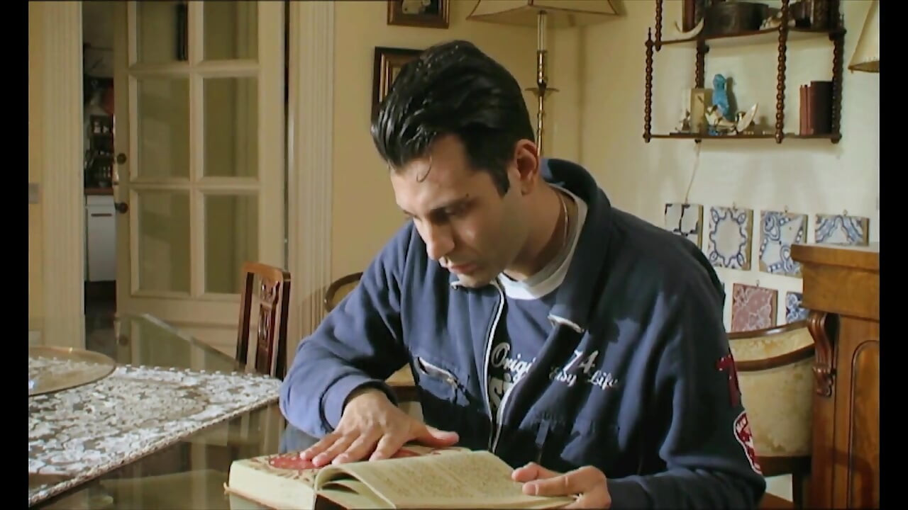 Genç kız üvey erkek kardeşini mastürbasyon yaparken yakalıyor ve ona yardım ediyor