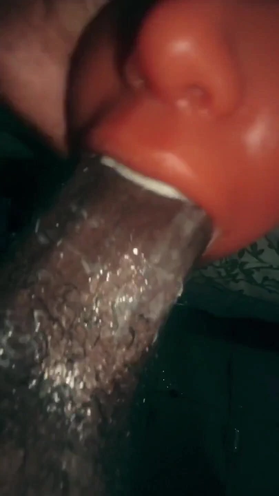 Baba oyuncağının tüm deliklerine penetrasyon yapıyor