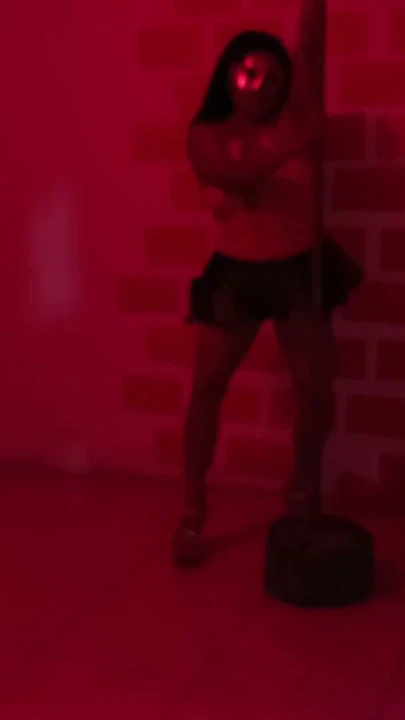 Gece kulübünde çok seksi bir Kolombiyalı onu ziyaret ediyor! Müşteriyle güzel dans ediyor. | Clip 1