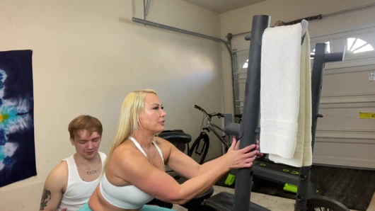 Büyük memeli üvey teyzem kaldırmak yerine sikişmek istiyor - mellanie monroe