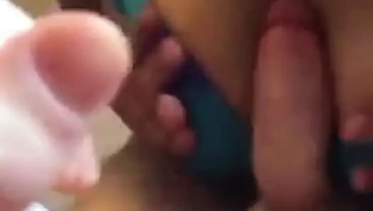 Zenci kadın beyaz yarağı emiyor döl yutuyor