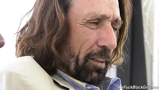 Üvey baba üvey oğlunu yeni zenci kız arkadaşı Anne Amari'i birlikte sikmeye ikna ediyor