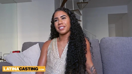 Sulu götlü latin amatör Amerikalı yapımcıyı etkilemek için üstte sert sikişiyor