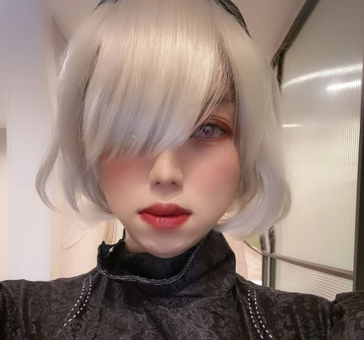 2b yorha içinde 3 gizli silah ortaya çıkarıyor - amcık dövmesi, anal tıkaç ve futa sürprizi.