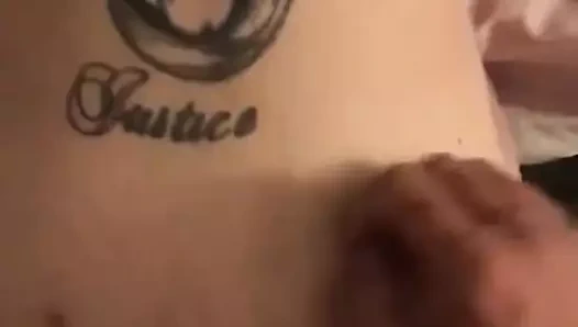 Bir iphone, bir yatak odası ve bir oyuncak vibratör.