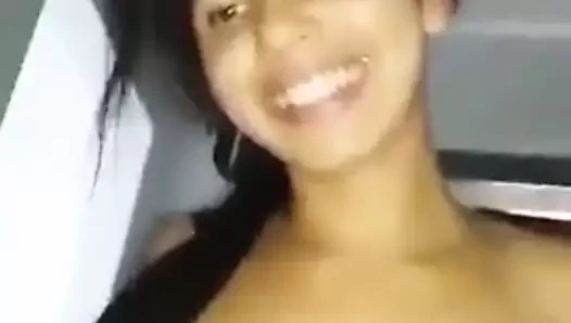 Onun küçük kedi için çok büyük bir horoz var