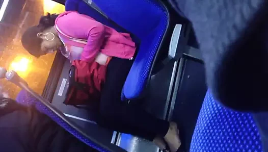 Otobüste tatlı İspanyol kız