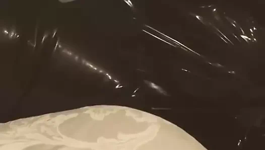 Vakum lateks maske ile yatakta dinlenme hizmetçi