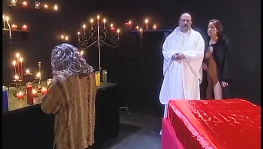 Azgın kaltak kilisede sikiliyor