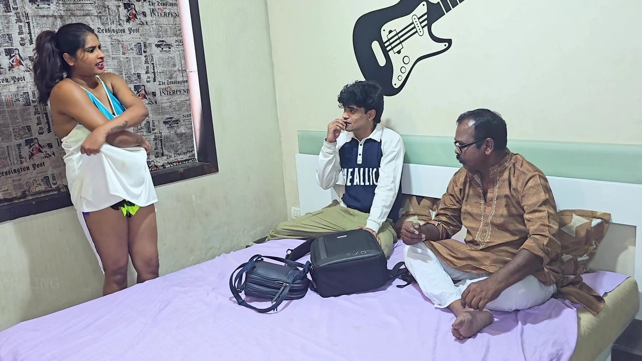 भारतीय स्कूल टीचर कामसूत्र को अभ्यास में पढ़ाती है। छात्र और टीचर के साथ पूरा हार्डकोर सेक्स - दूसरी लड़की के साथ तीन लोगों की चुदाई