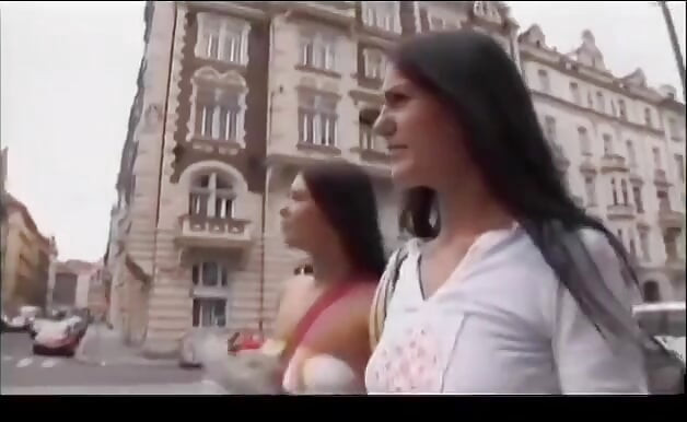 İki seksi esmer kız sikiş festivali için üç adam tarafından sikiliyor