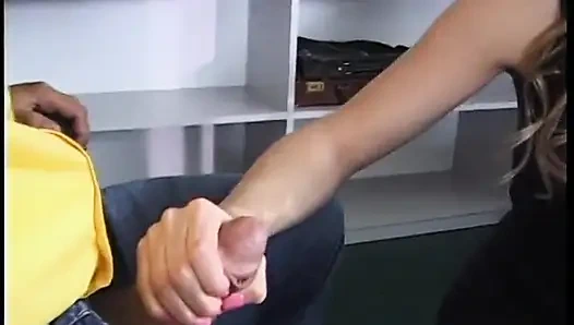 Une blonde sensuelle dans des bas sexy et des lunettes se fait baiser sauvagement comme une salope