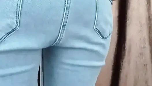 Ateşli kız büyük göğüslerini gösteriyor ve parmaklıyor