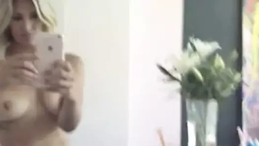 Charissa o seksi mavi elbiseyi çıkar