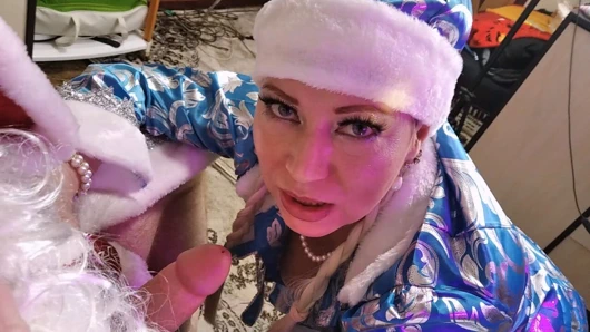 Noel'i Aimee ve Peter's-2'de sikiyorum. Yakın çekimde Noel Baba'nın yarağı ve olgun Noel Baba kızı yarak emici!