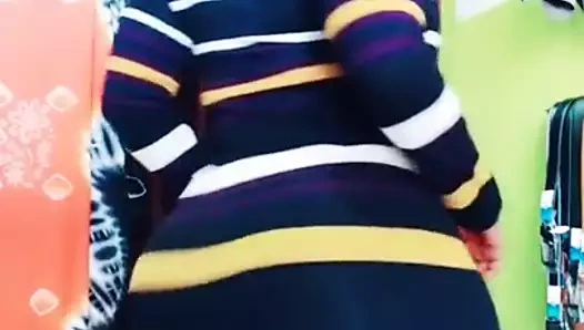 Une bonne salope en robe moulante