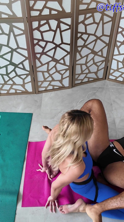Namaste ve genç yoga eğitmeni tarafından sikiliyor