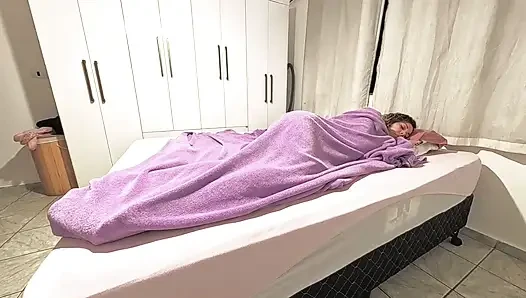 Üvey babam küçük amcığıma boşalmak için geceleri beni ziyaret etti