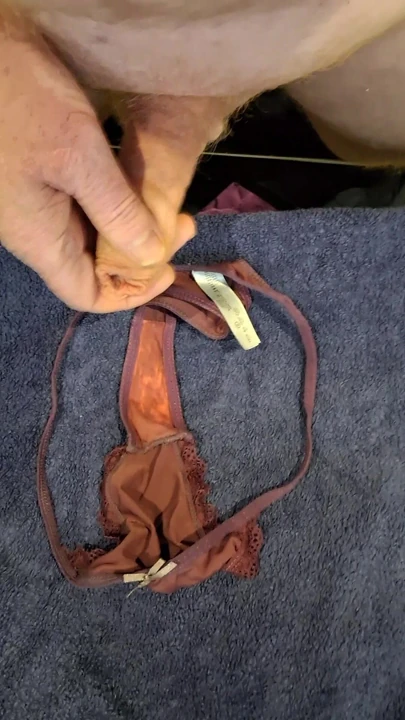 18 yaşındaki Ellies tanganın üstüne boşalıyor