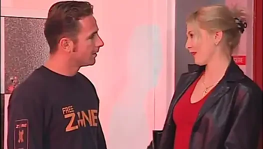 Güzel azgın şehvetli orta yaşlı seksi kadınlar büyük klasik yaraklarla domalarak sikiliyor