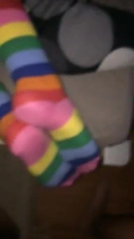 Gökkuşağı ayakları üzerinde boşalmak