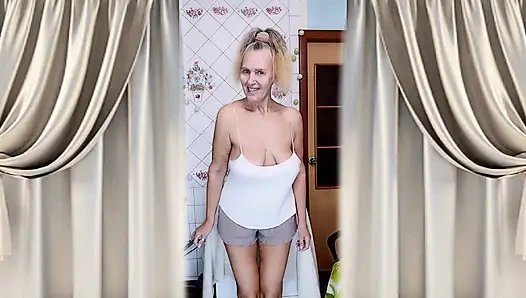 Ateşli ev hanımı Lukerya, sabah flörtü çamaşır makinesinde dişlerini fırçalıyor ve twerk yapıyor.