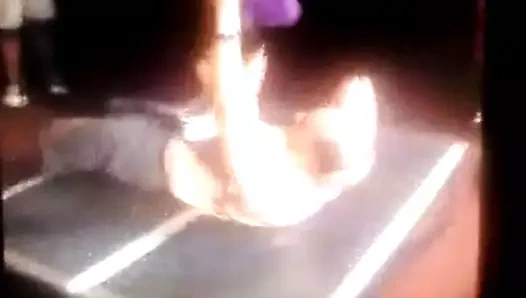 BDSM partisinde bale dairelerinde ayaklar altında çiğneme