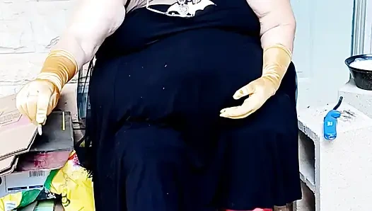 Yarasa kız sigara molası veriyor