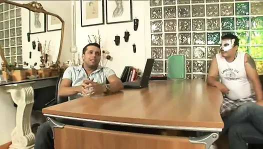 Maskeli orta yaşlı seksi kadın kamera önünde sikiliyor