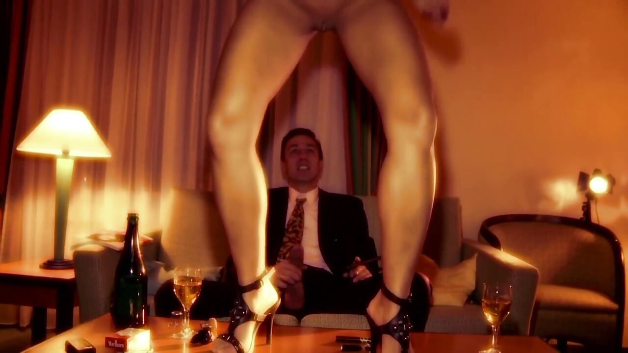 Yutmayı seven topuklu sarışın orta yaşlı seksi kadının götünde büyük yarak