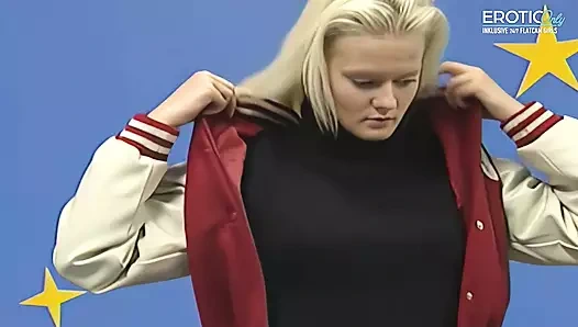 Özel arzular: Alman sarışın hitachi ile kendini sikiyor