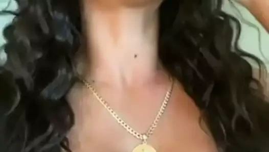 Siyah iç çamaşırında Renee michelle göğüs dekoltesi