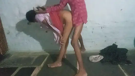 Alman anne edepsiz tina büyük yaraklı büyük zenci yarağı ve gırtlağına kadar alıyor adam Rus kıza nüfuz etmek için yaşlı pikap şemasını istismar ediyor