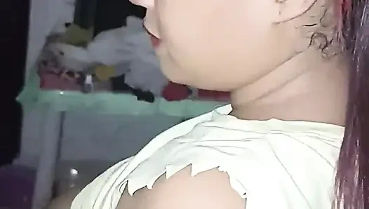 Genç esmer kocası yatakta ona uymadığı için ilk kez onu bir kadın gibi hissettiriyorum diyor