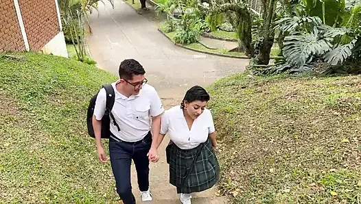 Bekaretimi erkek arkadaşıma kaybediyorum ve üvey annem sert bir üçlü sekse katılıyor - naty delgado