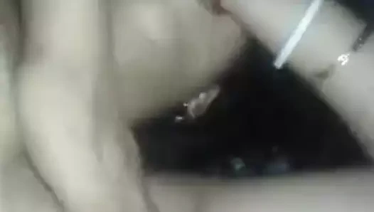 Güzel karısı göğüslerini gece yarısı kocası tarafından masaj alır