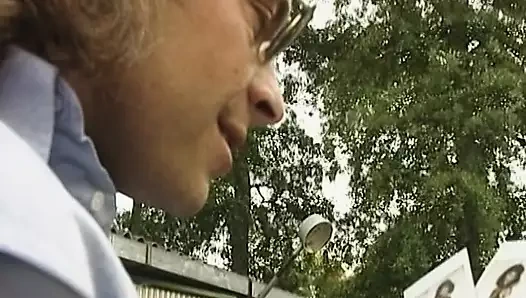 Çarpıcı Alman sürtük amını ve götünü sert siktiriyor