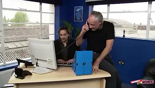 Sapık arkadaşlarıyla yoğun grup seks sırasında amcığı güçlü orgazmlarla yırtılıyor