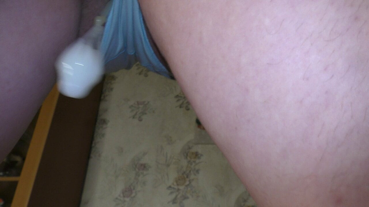 Femdom slutwife koca iki kullanılmış prezervatif gösterir.