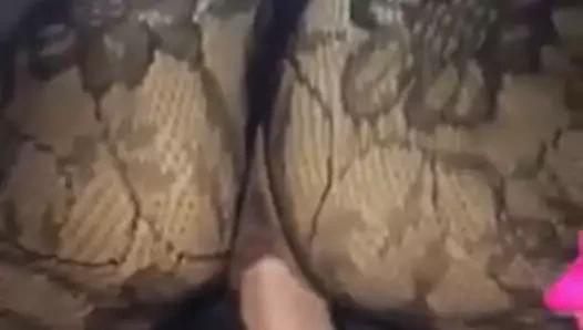 Büyük bir yapay penis sürme