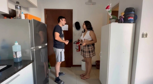 Arkadaşımın evinde kişisel eşyalarımı eskitiyorum ve kocamı takip et